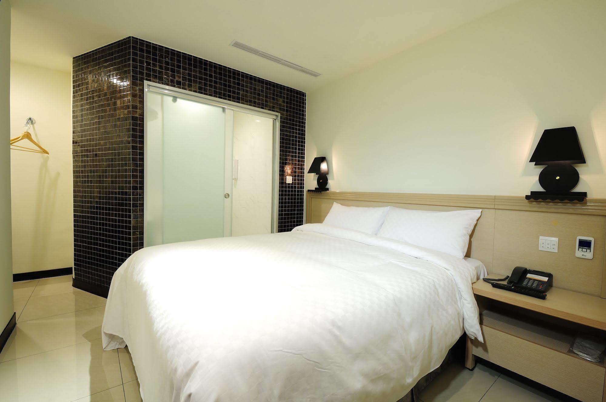 Bravo Hotel Taichung Buitenkant foto
