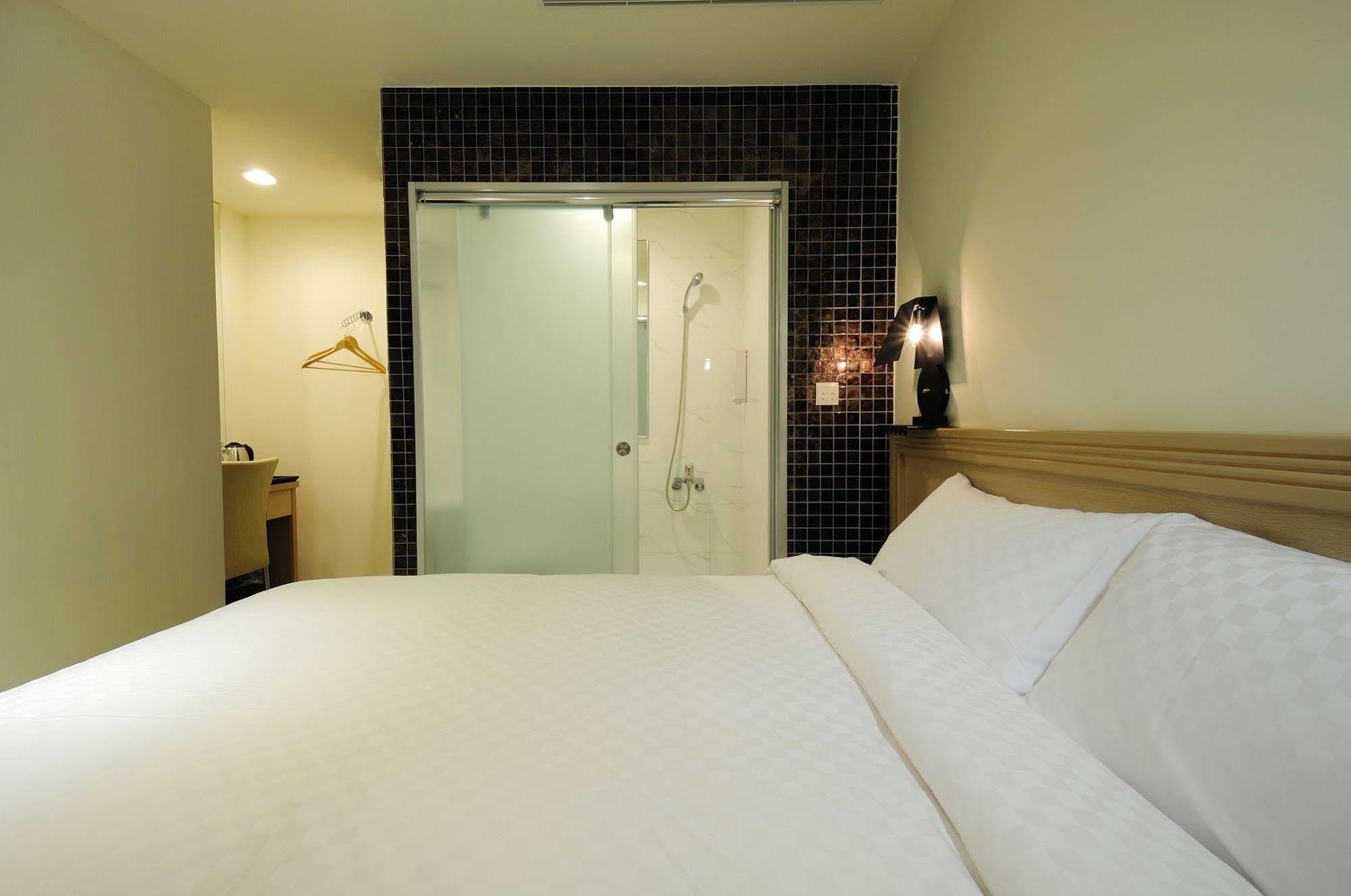 Bravo Hotel Taichung Buitenkant foto